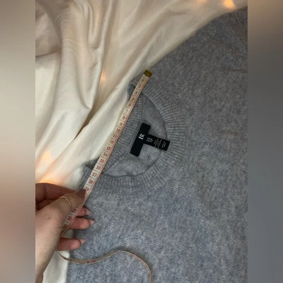 Banana Republic | 100% Cashmere | Light Gray Sweater - Picture 9 of 15